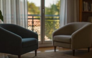 Dos sillas frente a frente en una consulta de psicología en Madrid, patología dual y salud mental