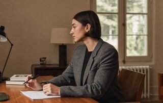 Consulta de psicología con psicólogo de perfil tomando notas, modelo unificado transdiagnóstico de adicciones